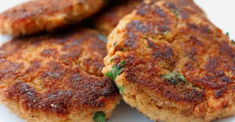 These Old-Fashioned Crunchy Salmon Cakes Never Run Out Of Style ...
