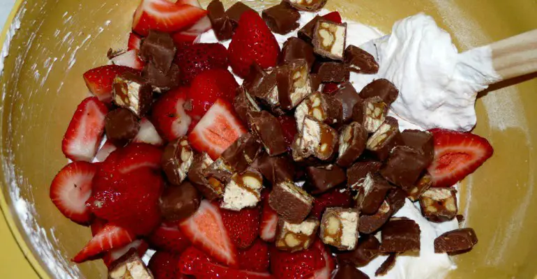 strawberry snickers cheesecake salad